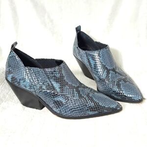 Vince Camuto “Jetera” Western Ankle Boot Blue Snakeskin Embossed Leather Sz 8.5